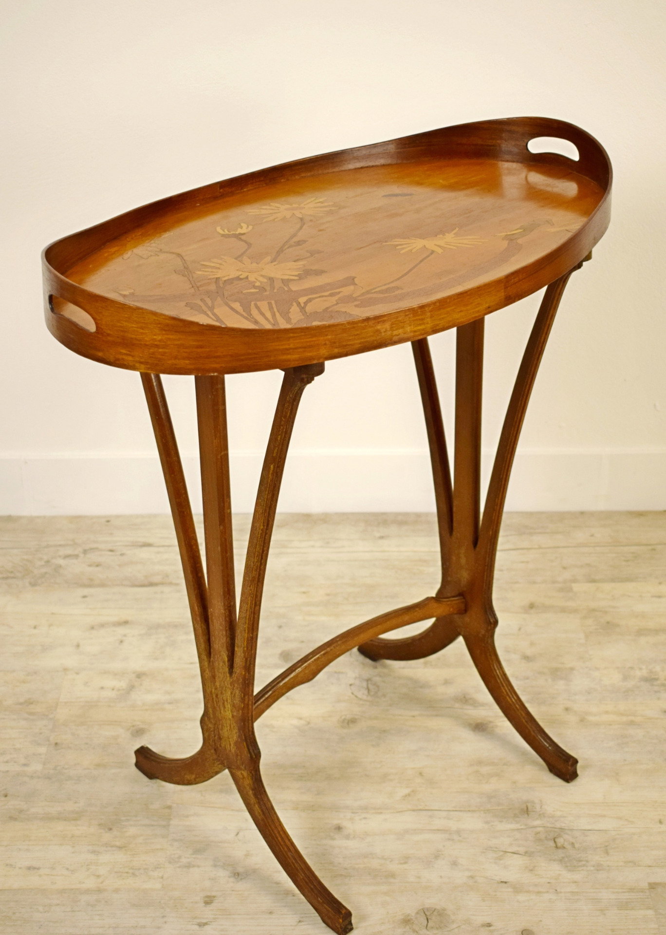 Elegante mesa de bandeja em madeira finamente entalhada, assinada por Emile Gallè (1846-1904), França